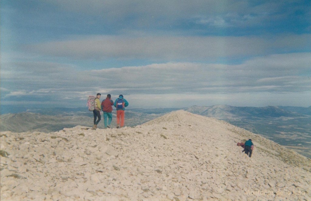 Cima de La Sagra, 2.383 mts., al fondo a la derecha la Sierra de Taibilla